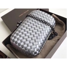 Pochette con nodo di Bottega Veneta in argento Boucher Intreccio