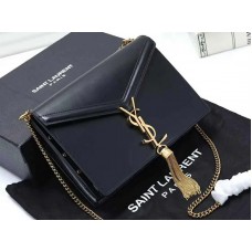 Borsa con chiusura monogramma Cassandra di Saint Laurent in pelle di vitello nera