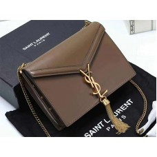 Borsa con chiusura monogramma Cassandra di Saint Laurent in pelle di vitello marrone